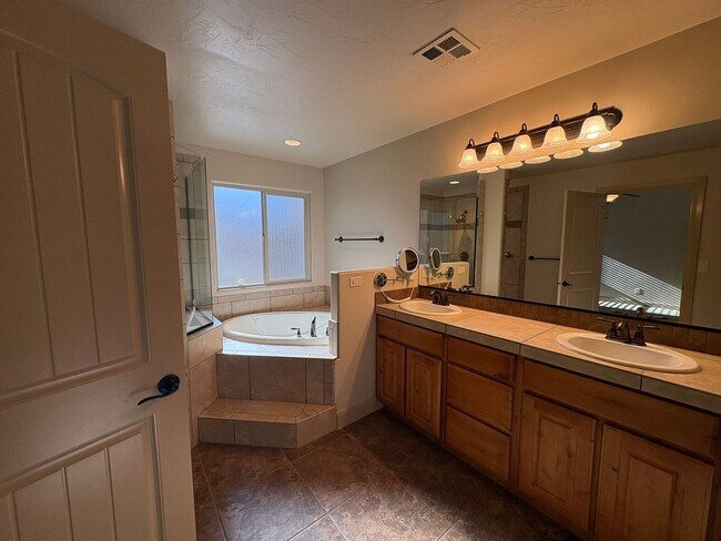 Building Photo - Beautiful Home In Hurricane