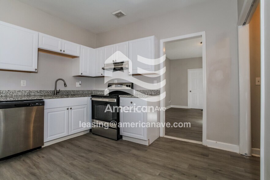 Building Photo - 2420 Freeman Ave