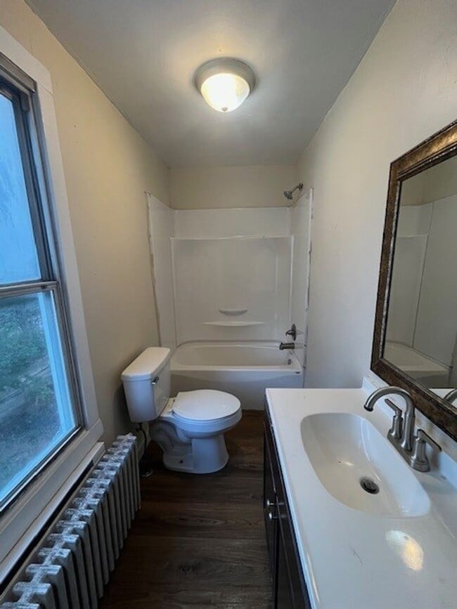 Building Photo - 4 bedroom 2 bathroom