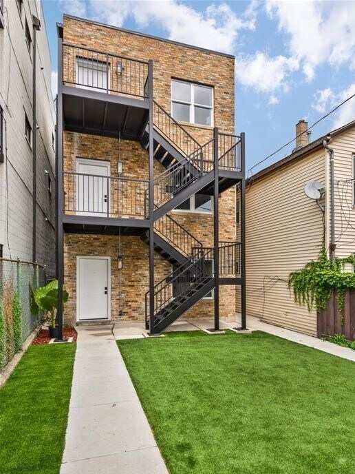 Building Photo - 1815 W Augusta Blvd