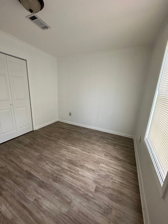 Building Photo - Updated 3 Bedroom 1.5 Bath Home in Gray