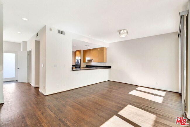 Building Photo - 811 21st St