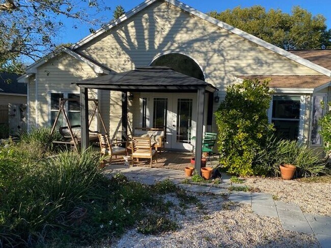 Building Photo - Florida living at its finest with the 2 bedrooms and 2 bathrooms plus a flex room home!