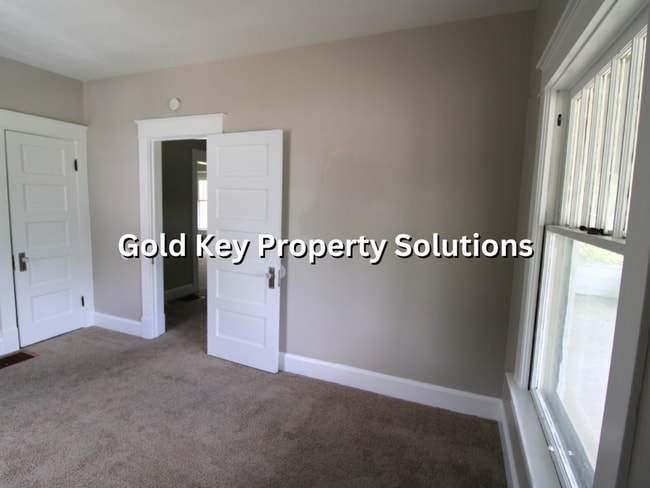 Building Photo - Updated 2 BR 1 BA House with Garage and Fe...