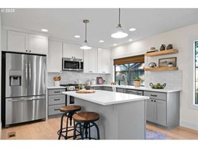 Building Photo - 3bd 2ba in quiet cul de sac Lake Oswego