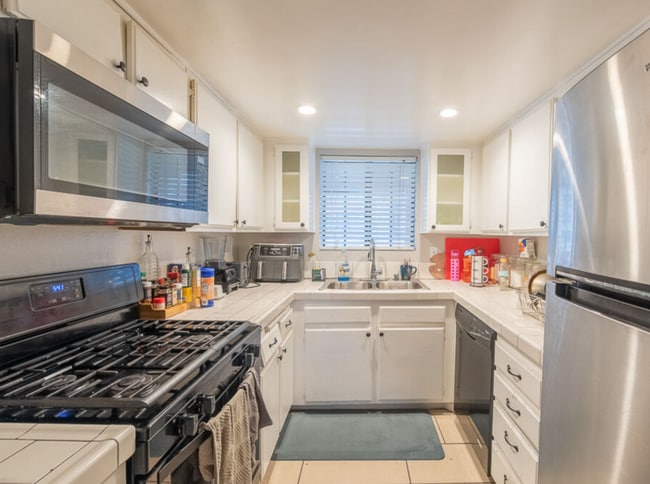 Building Photo - Beautiful Renovated 2 Bedroom Condo with Laundry Hookups, Private Patio, Secured Parking, Hardwoo...