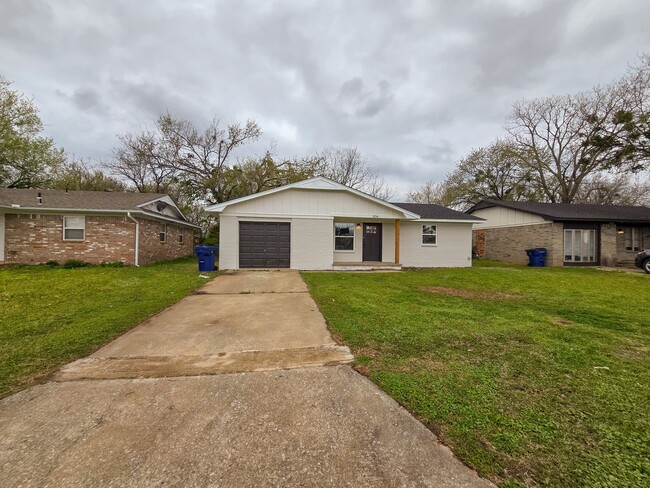 Building Photo - Beautifully remodeled 3 bed 1.5 bath home ...