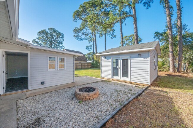 Building Photo - 3 bedroom in Mary Esther Heights!