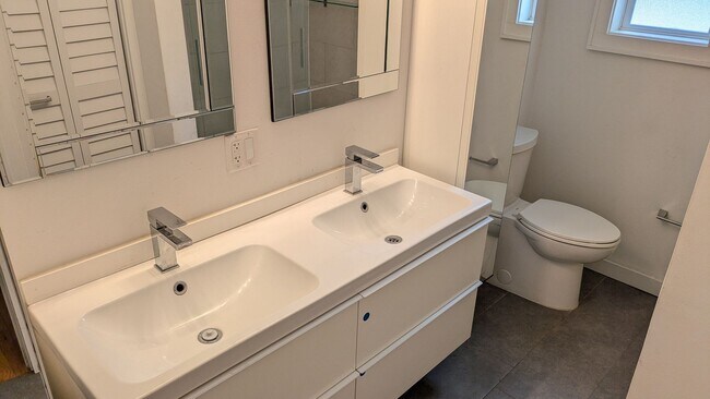 Building Photo - Charming two bedroom one bath cottage with...