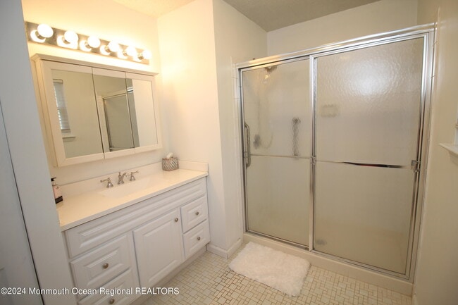 Building Photo - 145 Pine Oak Blvd