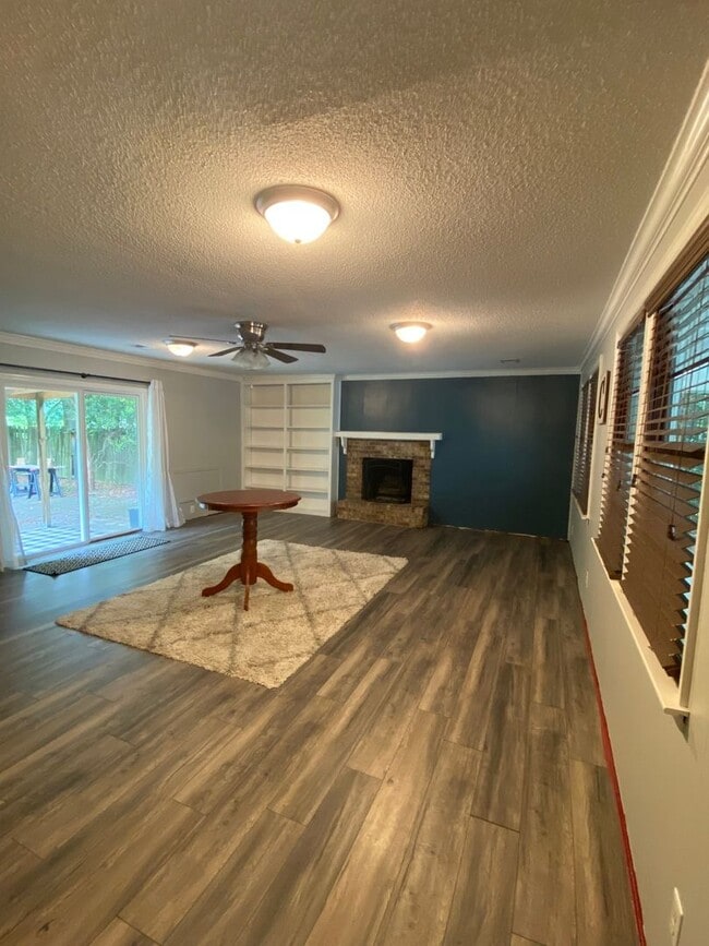 Building Photo - Spacious 3BR/2BA with Open Layout and Large Backyard