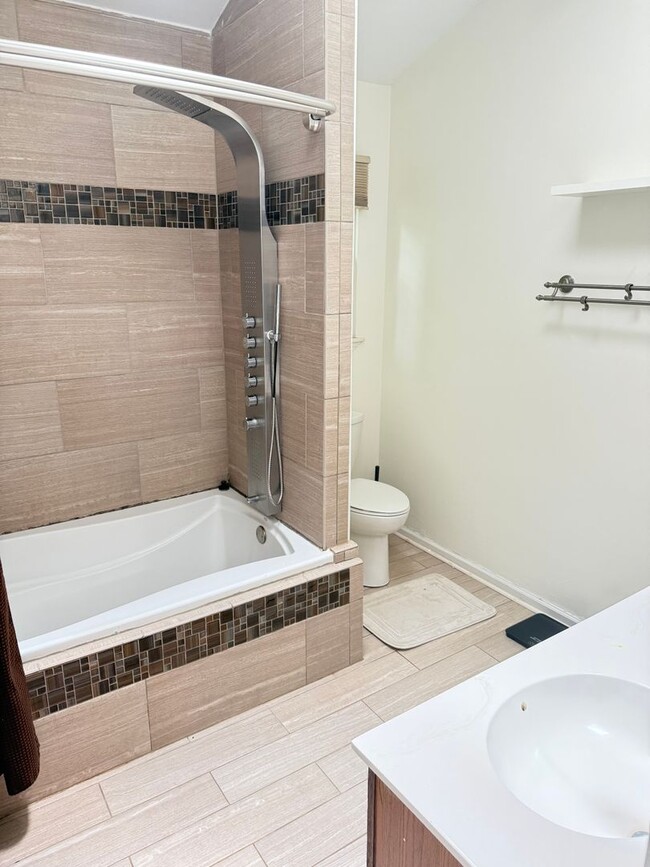 Building Photo - Spacious 3BR Home with Fenced Yard & Outdo...