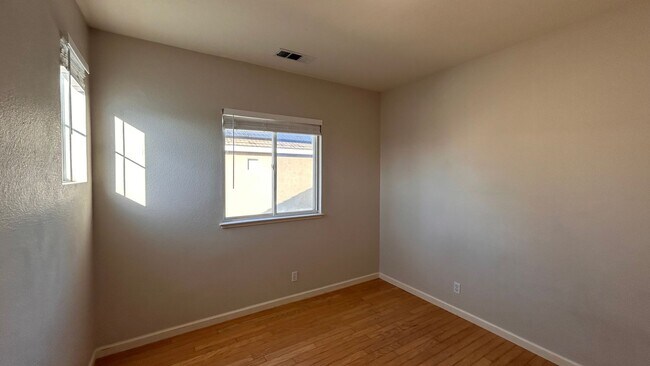 Building Photo - Just listed