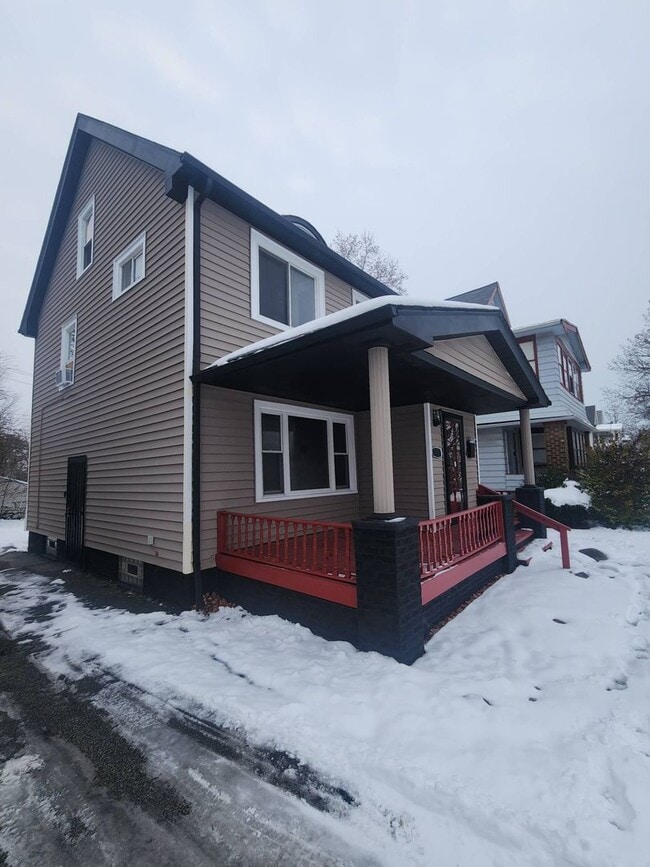 Building Photo - Charming 3-Bedroom Property in Prime Location