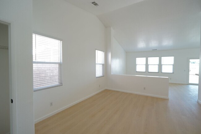 Building Photo - Beautiful 3 Bed / 2 Bath Moreno Valley Home with Garage