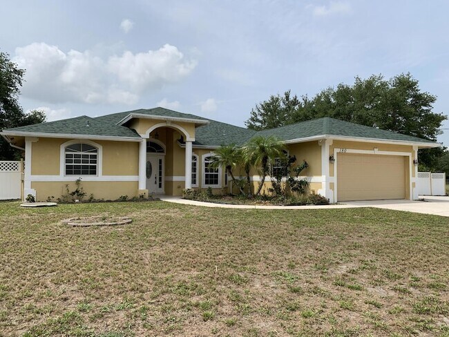 Building Photo - 180 SW Oakridge Dr