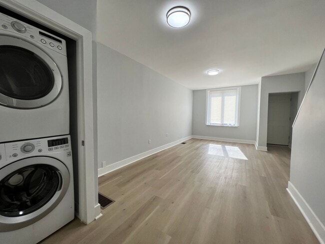 Building Photo - Remodeled 3bd/1 House with Rear yard!! SEC...