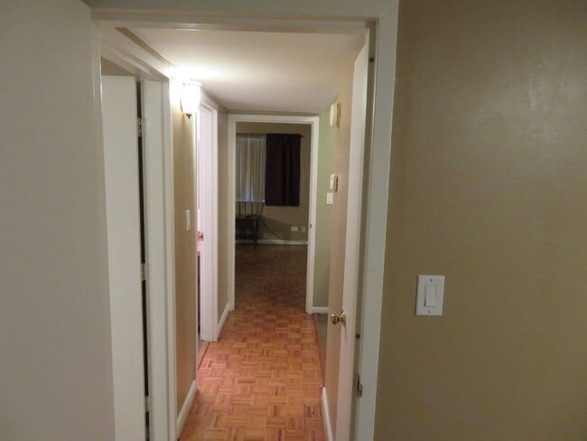 Building Photo - Great location for $1600/month - 2bd/1ba with TWO assigned parking spaces (tandem spaces)