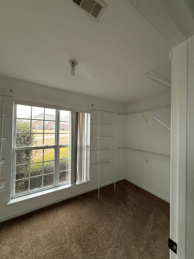 Building Photo - HOME FOR LEASE 4 BR 2 BATH RANCHSTYLE  SPLIT FLOOR PLAN AND OPEN  LARGE  FENCED BACKYARD  CONVENI...