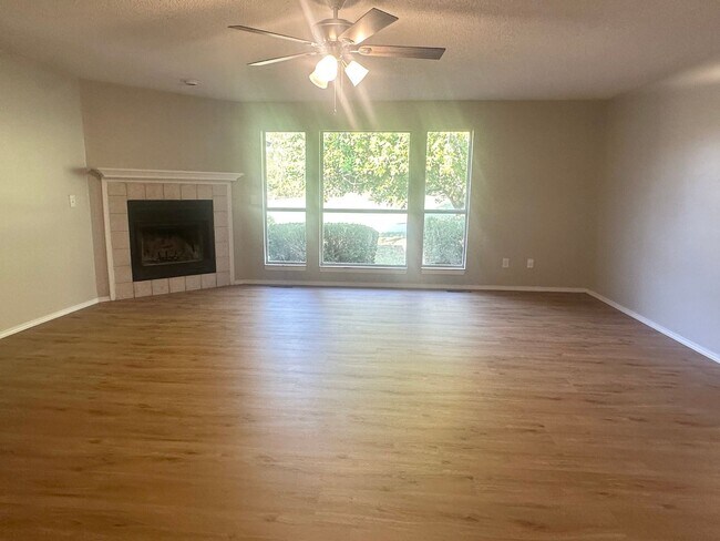 Building Photo - Welcome Home to Nixa Living!