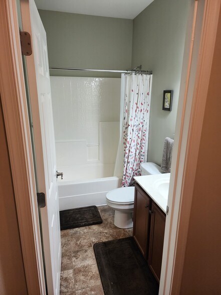 1st floor bath - 180 Hemisphere Cir