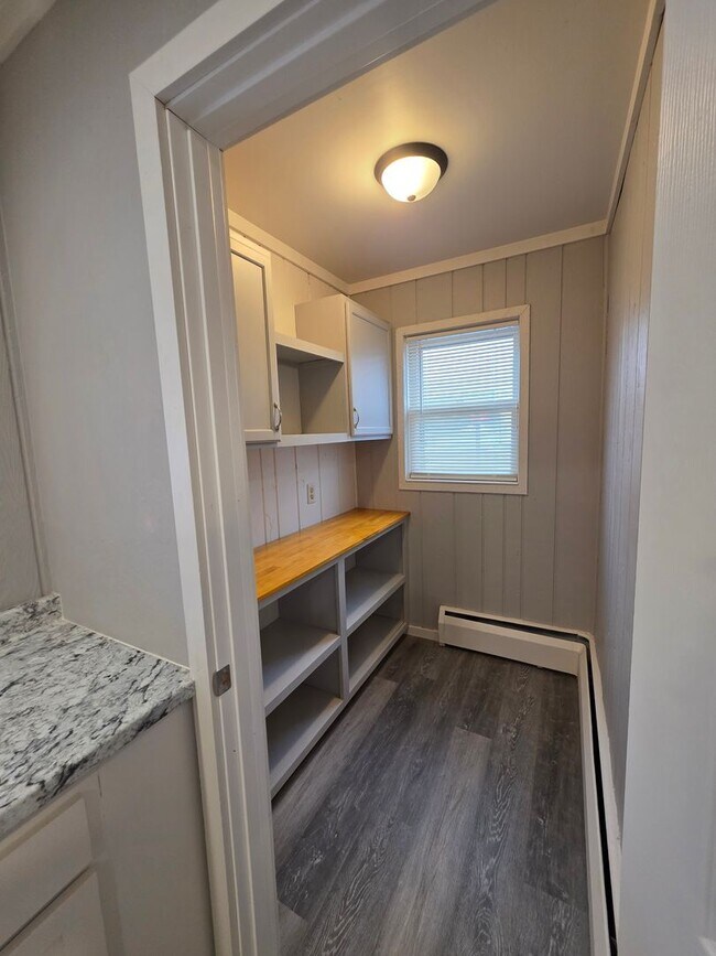 Building Photo - 1353 W Grand Ave