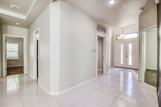 Building Photo - Beautiful  House 3 beds/3 baths. This Prop...