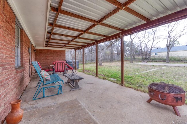 Building Photo - 720 Chisholm Trail