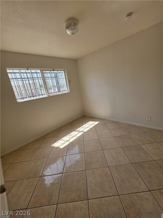 Building Photo - 412 W Monroe Ave