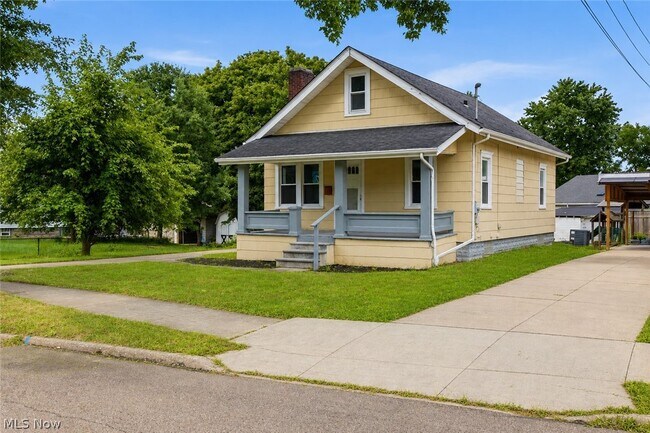 Building Photo - 975 Corwin Ave