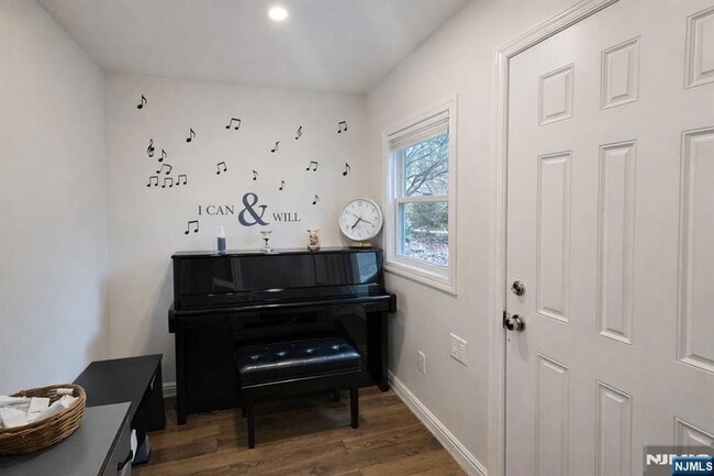 Building Photo - 103 E Cedar Ln