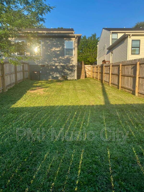 Building Photo - 2126B Burns St