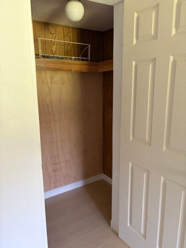 Building Photo - 3 Bedroom Home Available Now!