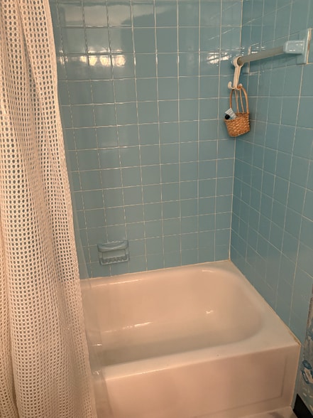 Building Photo - 2106 Kanawha Blvd E