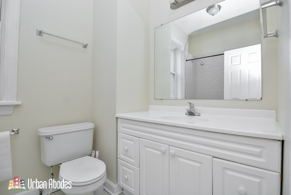 Building Photo - 2145 W Chicago Ave