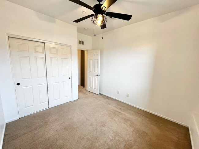 Building Photo - Fantastic 2B/2.5BA Townhouse w/ Washer/Dry...