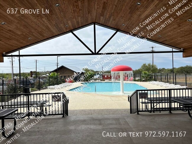 Building Photo - 637 Grove Ln