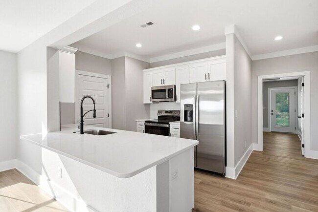 Building Photo - One-Level Living with Private Garage, Feels Like Home, Not an Apartment