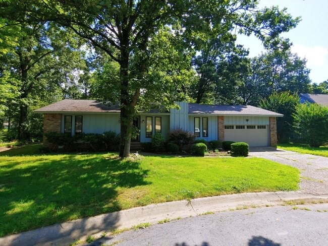 Building Photo - 5 Hickory Ln