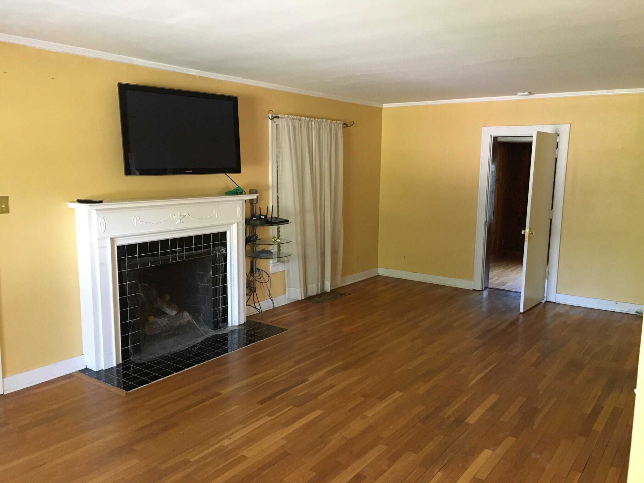 Living Room (Empty) - 1304 Dunklin St