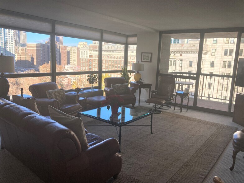 Spacious bright living room - 233 S 6th St