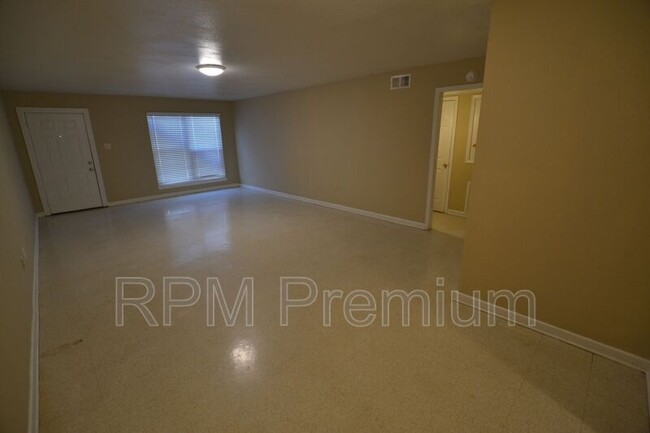 Building Photo - 2150 N Sherwood Forest Dr