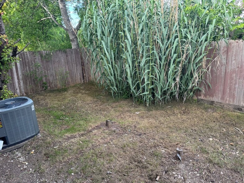 Building Photo - 700 Long Ct