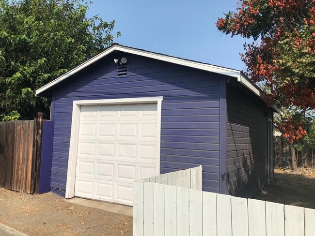 Building Photo - 329 S Veach Ave