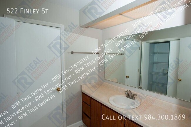 Building Photo - 522 Finley St