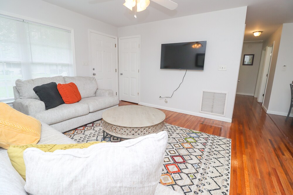 Building Photo - 1904 Karen Ln