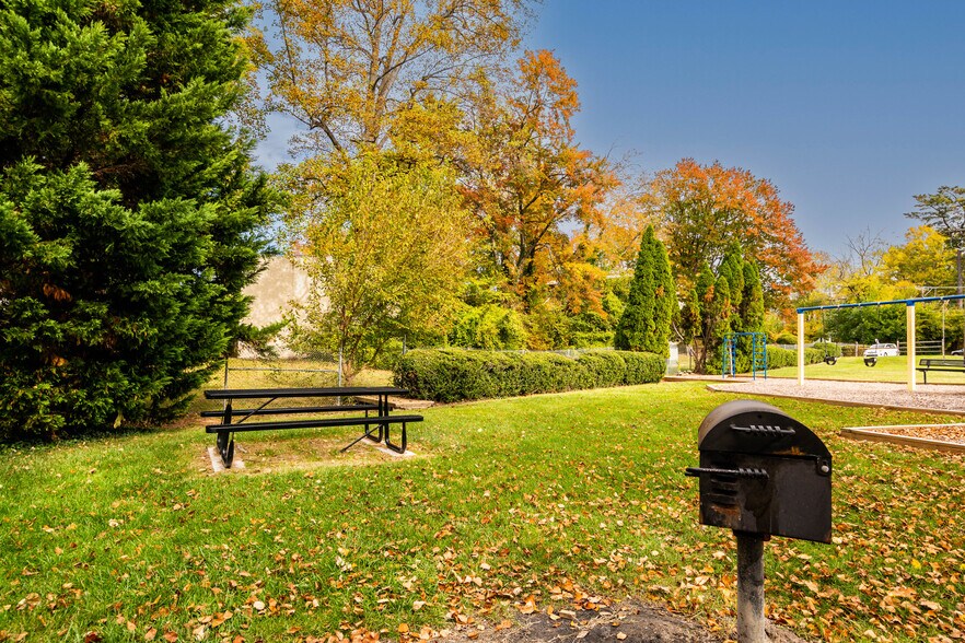 Building Photo - 4965 Americana Dr