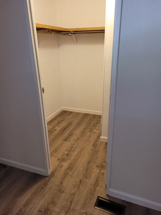 Building Photo - 2 bedroom 1` bath