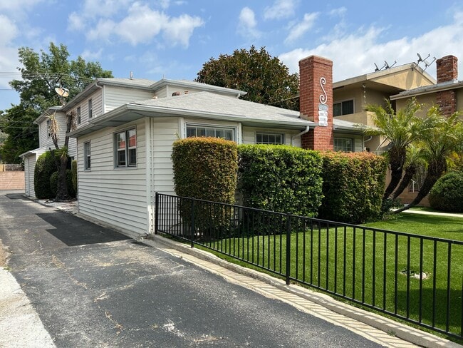 Building Photo - *FREE RENT* 1 bed/1 bath unit in Valley Village!!