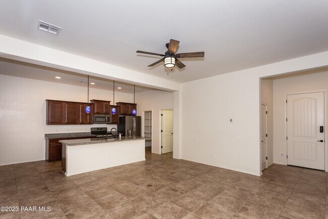 Building Photo - 926 N Gomez St